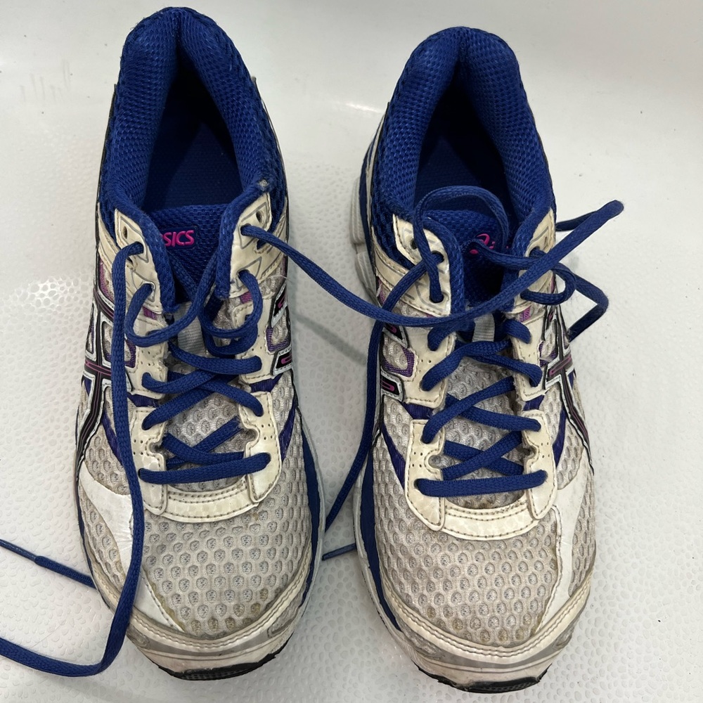 ASICS Gel Cumulus tennis shoes - size 7